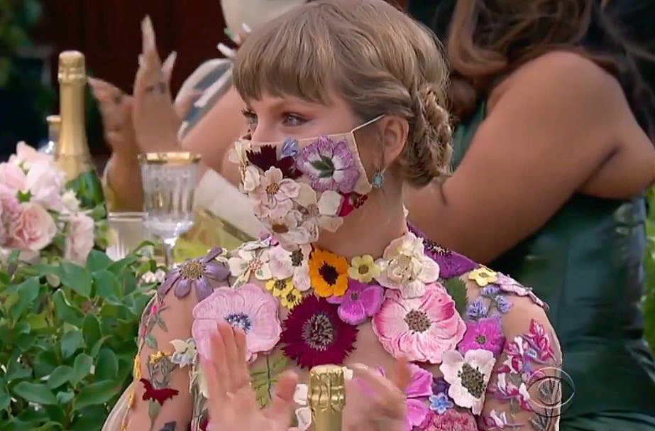 Taylor mang cả một vườn hoa lên trên thảm đỏ Oscar, từ khẩu trang đến váy. Tất cả đều thuộc thương hiệu Oscar de la Renta. Tuy nhiên, có lẽ đây là lần cuối cùng chúng ta được nhìn thấy Taylor diện trang phục này vì cô đã làm rách nó khi ăn mừng chiến thắng Album của năm.