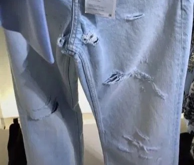 Zara bán quần thủng đũng