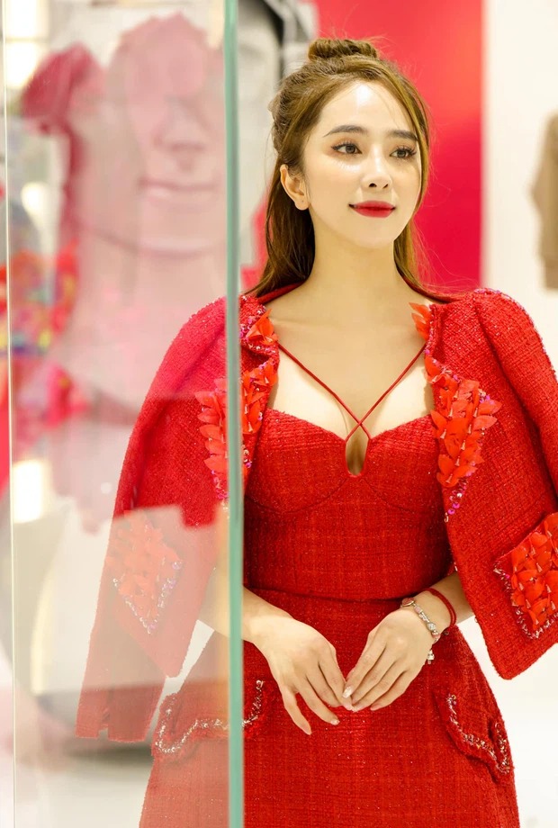 Quỳnh Nga chọn một bộ độ đỏ bằng vải tweed để phù hợp với hình tượng quý cô sang chảnh.