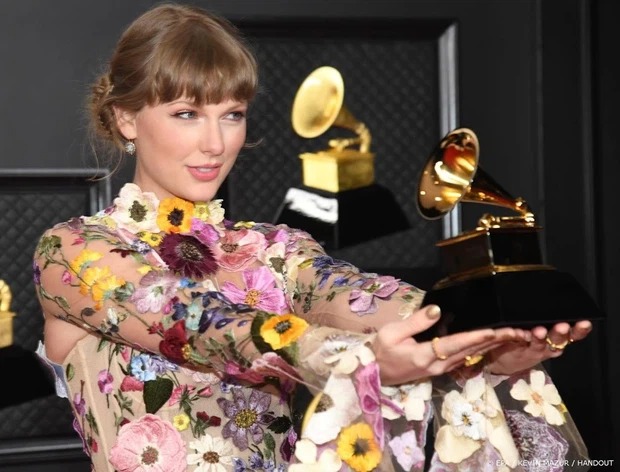 Taylor Swift không phải ngôi sao duy nhất đang pose dáng thì bị rách đồ