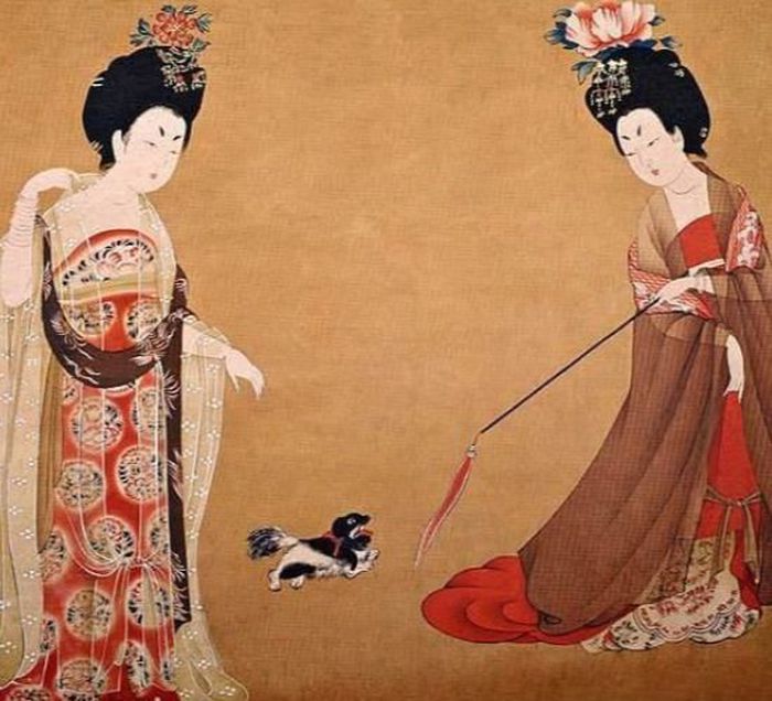 Phụ nữ thời này ăn mặc đã thoải mái hơn nhưng không ai họa mặt kiểu Geisha như Mulan cả.