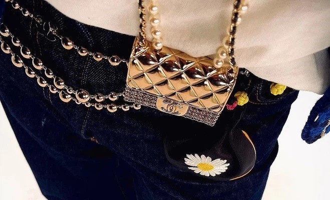 Chanel ra lò túi "bé tin hin" chẳng đựng vừa gì mà vẫn đắt khách