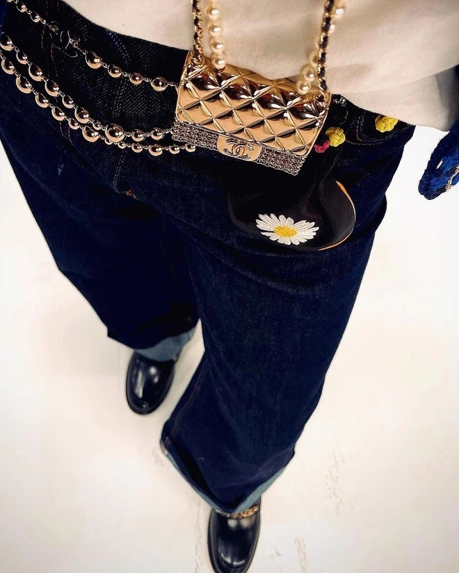 Không hổ danh là 'chàng thơ Chanel', G-Dragon là một trong những người đầu tiên sở hữu mẫu túi mini này.