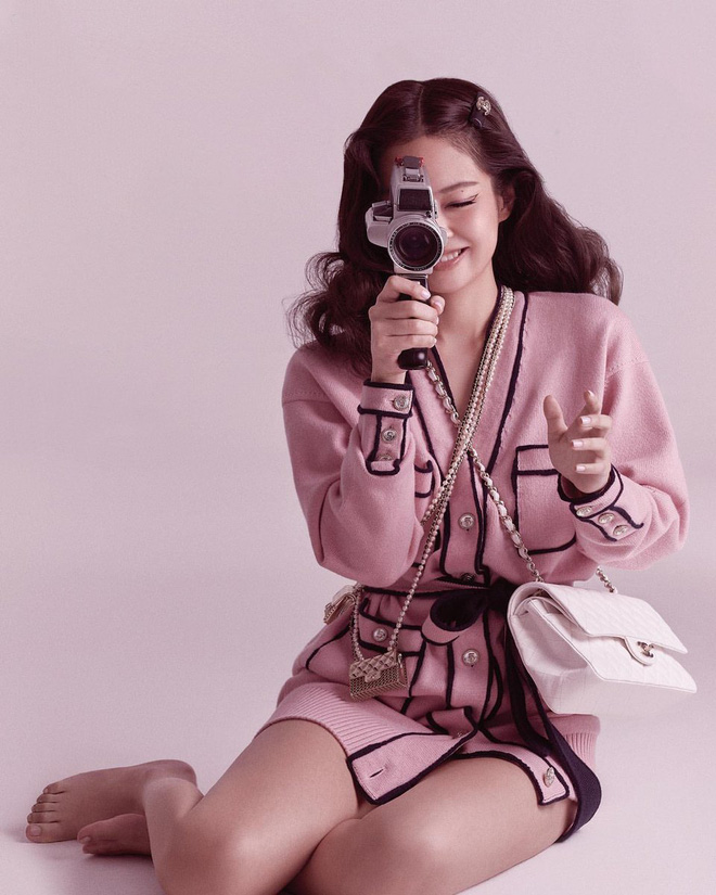 Theo sau là cô bạn gái Jennie BLACKPINK của anh. Cô đeo 2 chiếc túi, một chiếc đeo chéo và một chiếc đeo như đai thắt lưng. Đây là bức ảnh Jennie chụp cho Harper's Bazaar Hàn Quốc.