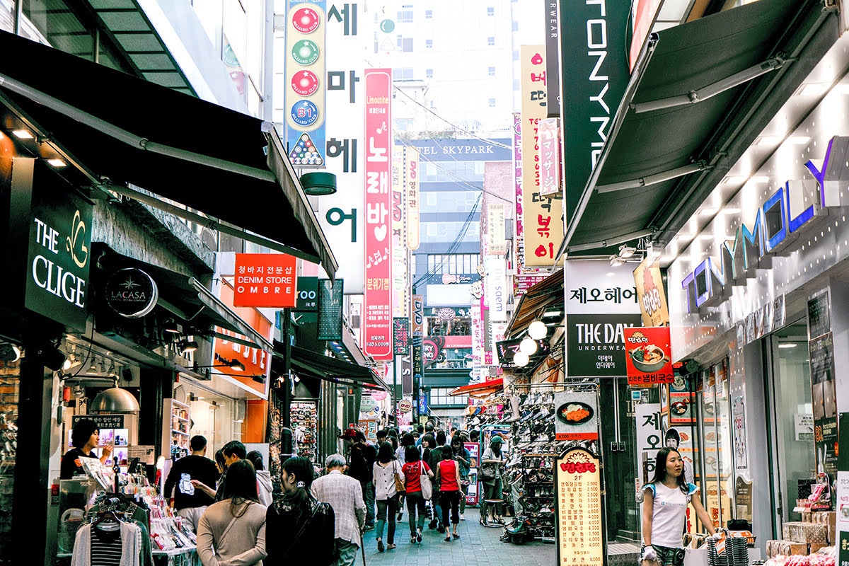 Trước đại dịch, những con phố mua sắm tại Hàn Quốc luôn tấp nập