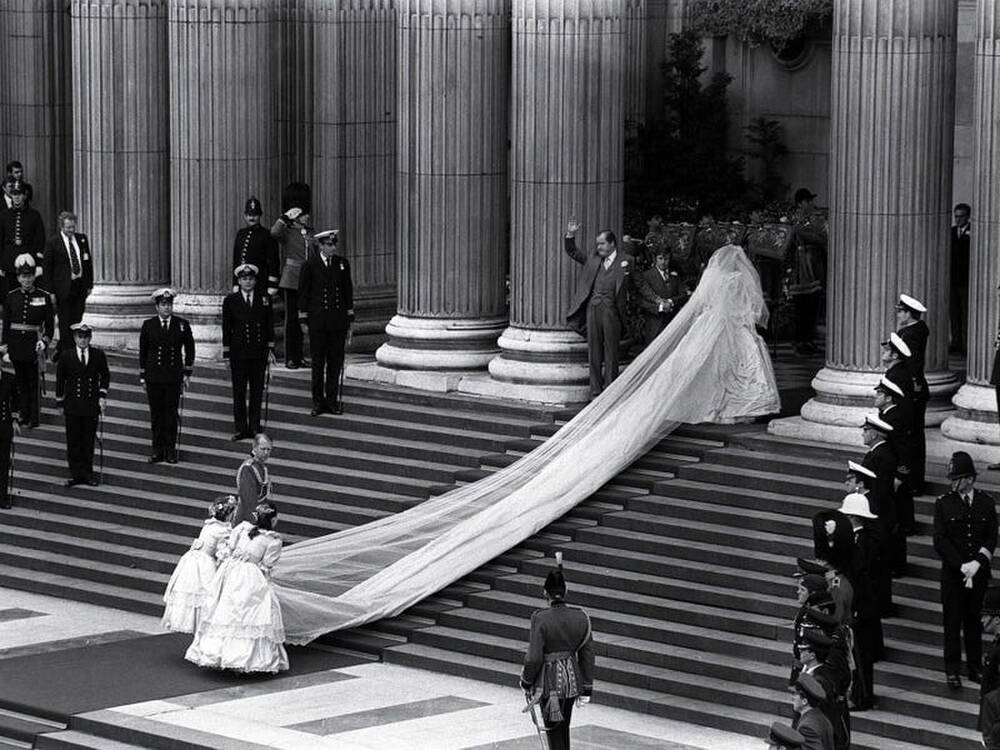 Chiếc váy cưới của Công nương có phần voan đội đầu dài 8m và đính 10.000 viên ngọc trai.