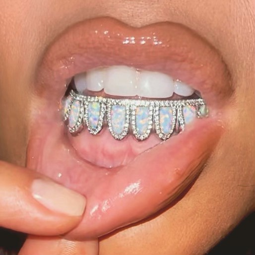 Kim Kardashian mới tậu cho mình một mẫu grillz. Đây là loại trang sức răng rất được các rapper ưa chuộng. Chúng vừa làm đẹp lại có thể phô diện sự giàu có.