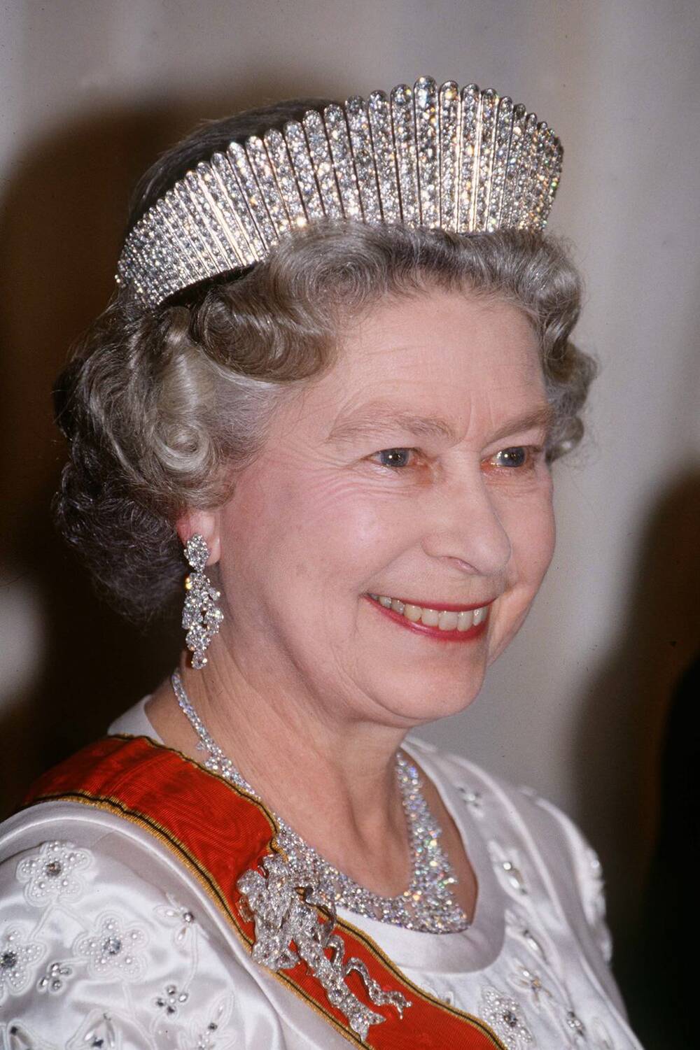 Nữ hoàng Elizabeth đã kết hợp vương miện Kokoshnik Tiara thừa kế từ của Nữ hoàng Alexandra với một chiếc vòng cổ, trâm cài và hoa tai tuyệt đẹp trong bữa tiệc cấp Nhà nước ở Đức vào năm 1992.
