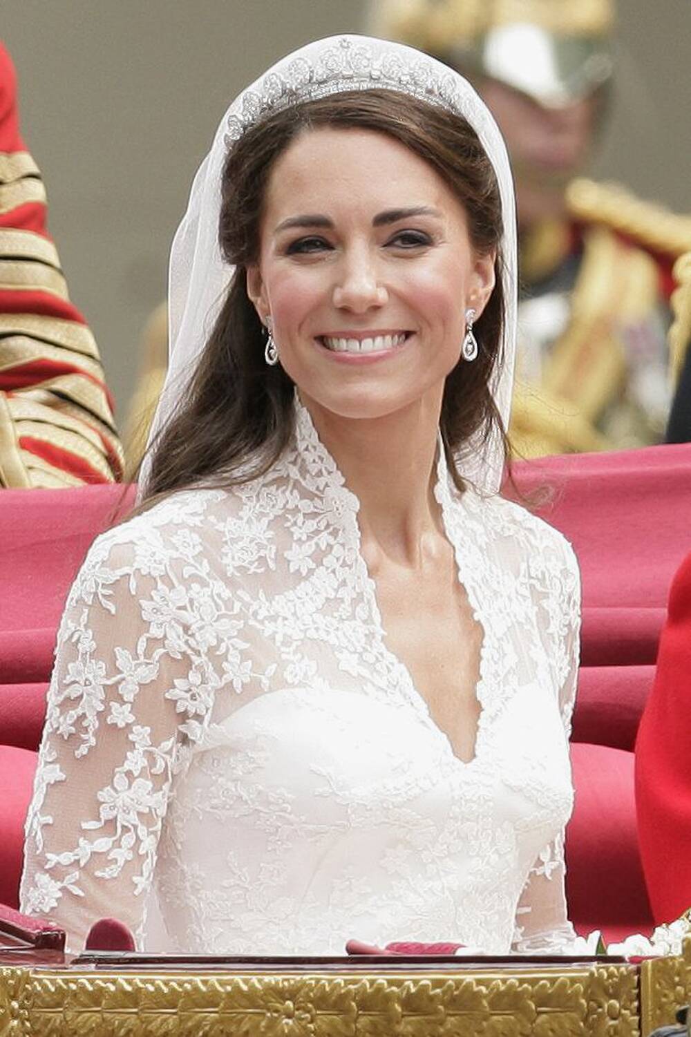 Trong đám cưới với Hoàng tử William, Kate đã đeo Cartier Scroll Tiara và hoa tai của Robinson Pelham. Đôi bông tai này được chế tác riêng để kết hợp với chiếc vương miện, đồng thời đó cũng là quà cưới từ cha mẹ ruột của cô.