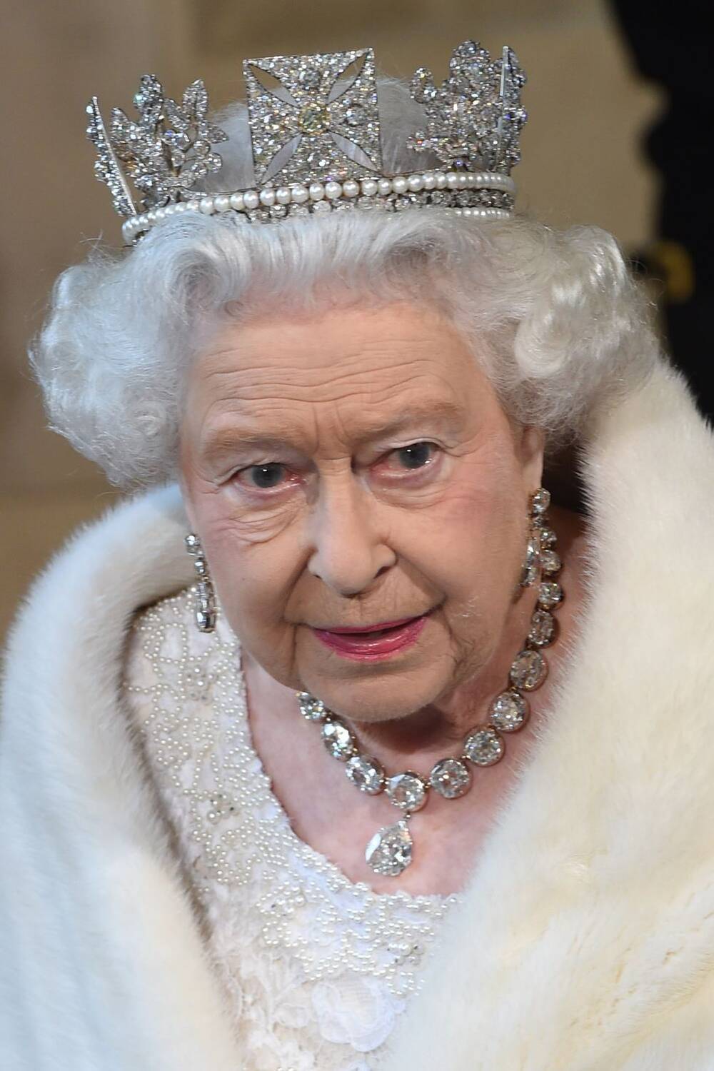 Tại Lễ khai mạc Quốc hội năm 2015, Nữ hoàng Elizabeth đã đeo State Diadem - chiếc vương miện nổi tiếng thường được bà đeo trong nhiều sự kiện chính trị, cùng với vòng cổ 22,48 carat.