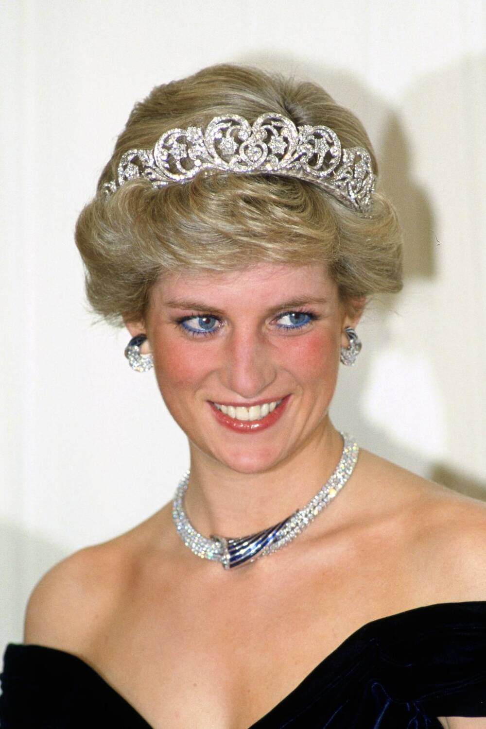 Trong một bữa tiệc ở Đức vào năm 1987, Công nương Diana tỏa sáng trong chiếc vương miện Spencer Tiara - di sản được thừa kế từ gia đình cùng chiếc vòng cổ bằng đá sapphire và kim cương cực kì đắt tiền và tinh xảo.