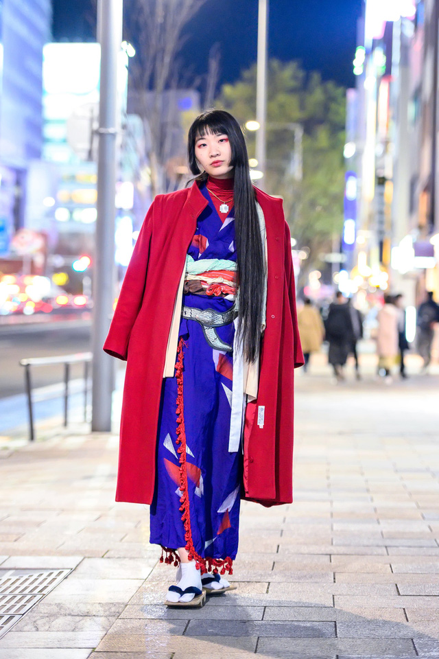 Một cô gái trong trang phục Kimono truyền thống