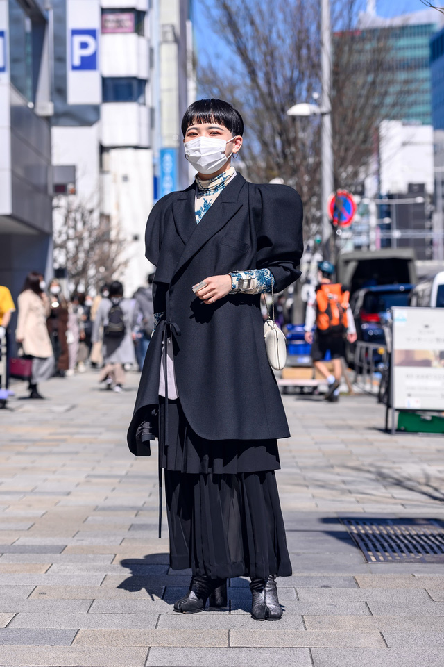 Những bộ cánh layer 'all black' độc đáo của một cô gái trên đường phố Tokyo. Điểm nhấn có thể kể tới đôi giầy móng heo từng làm mưa làm gió.