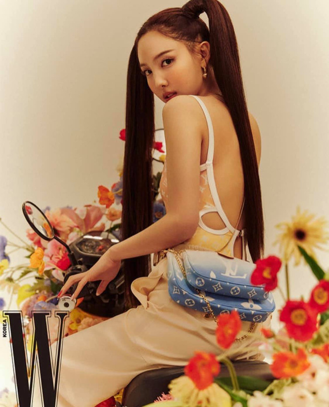 Nayeon đang nhận rổ gạch đá từ netizen. Nguyên do nằm ờ concept và mái tóc Thủy thủ Mặt trăng của nữ ca sĩ.