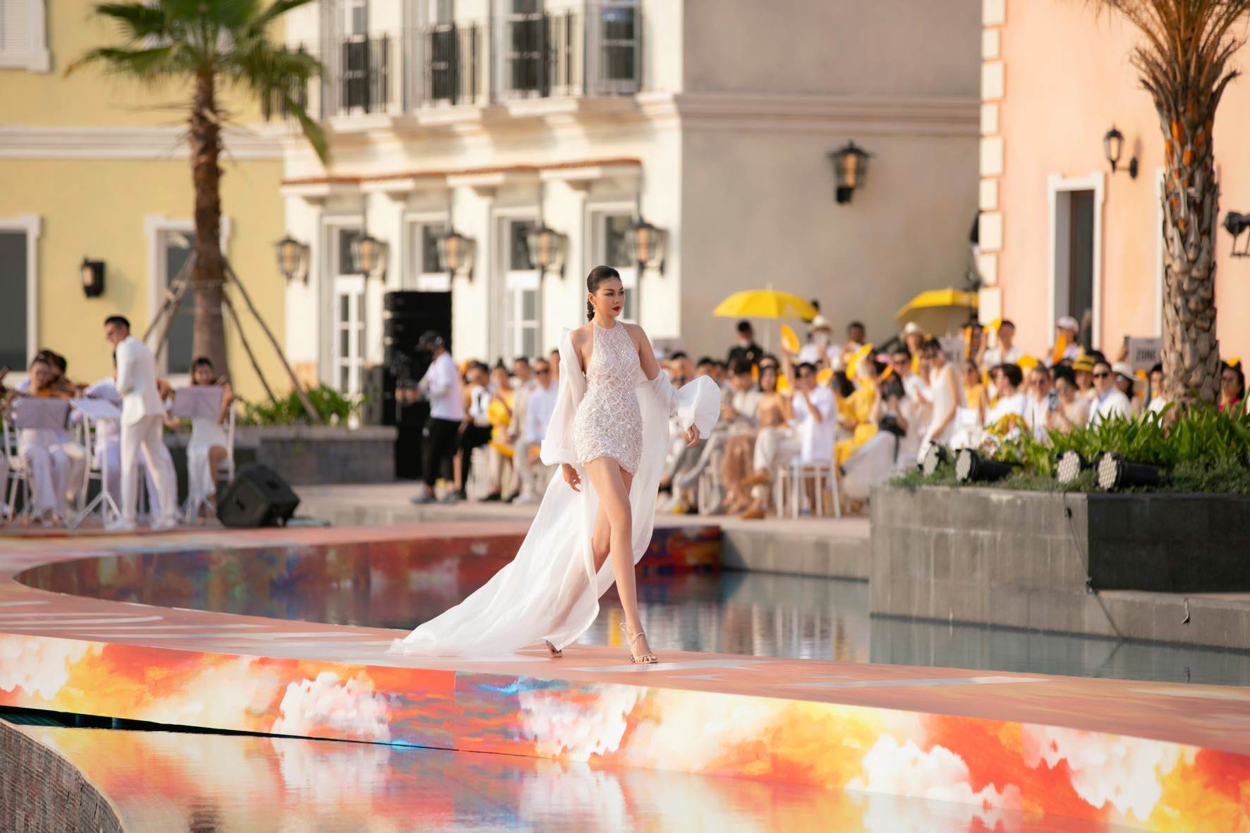 Thanh Hằng khoe thần thái trong show diễn của Lê Thanh Hòa tại Fashion Voyage