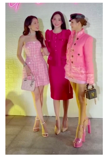 Bộ ba cô nàng hot girl Hà Thành một thời: Chi Pu, Linh Rin và Huyền Baby cùng chiếm spotlight trong trang phục hồng.
