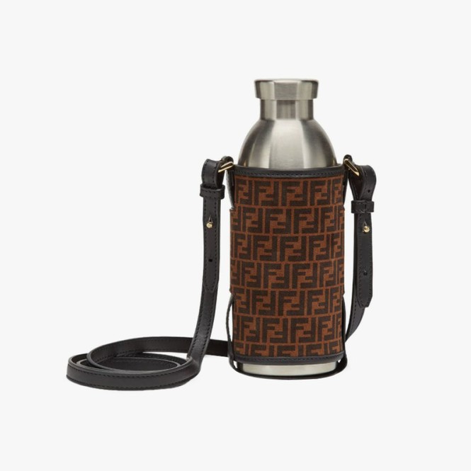 Fendi đơn giản với chiếc bình đựng nước trơn, túi bên ngoài in logo monogram nổi tiếng của hãng.