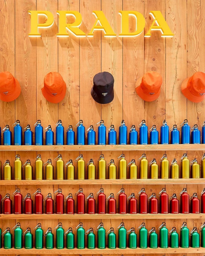 Không sản xuất túi đựng nước, Prada chỉ bán một chiếc bình trơn, cộp logo của hãng. Chiếc bình này có giá về tay khoảng 2-4 triệu đồng, tùy dung tích bình.