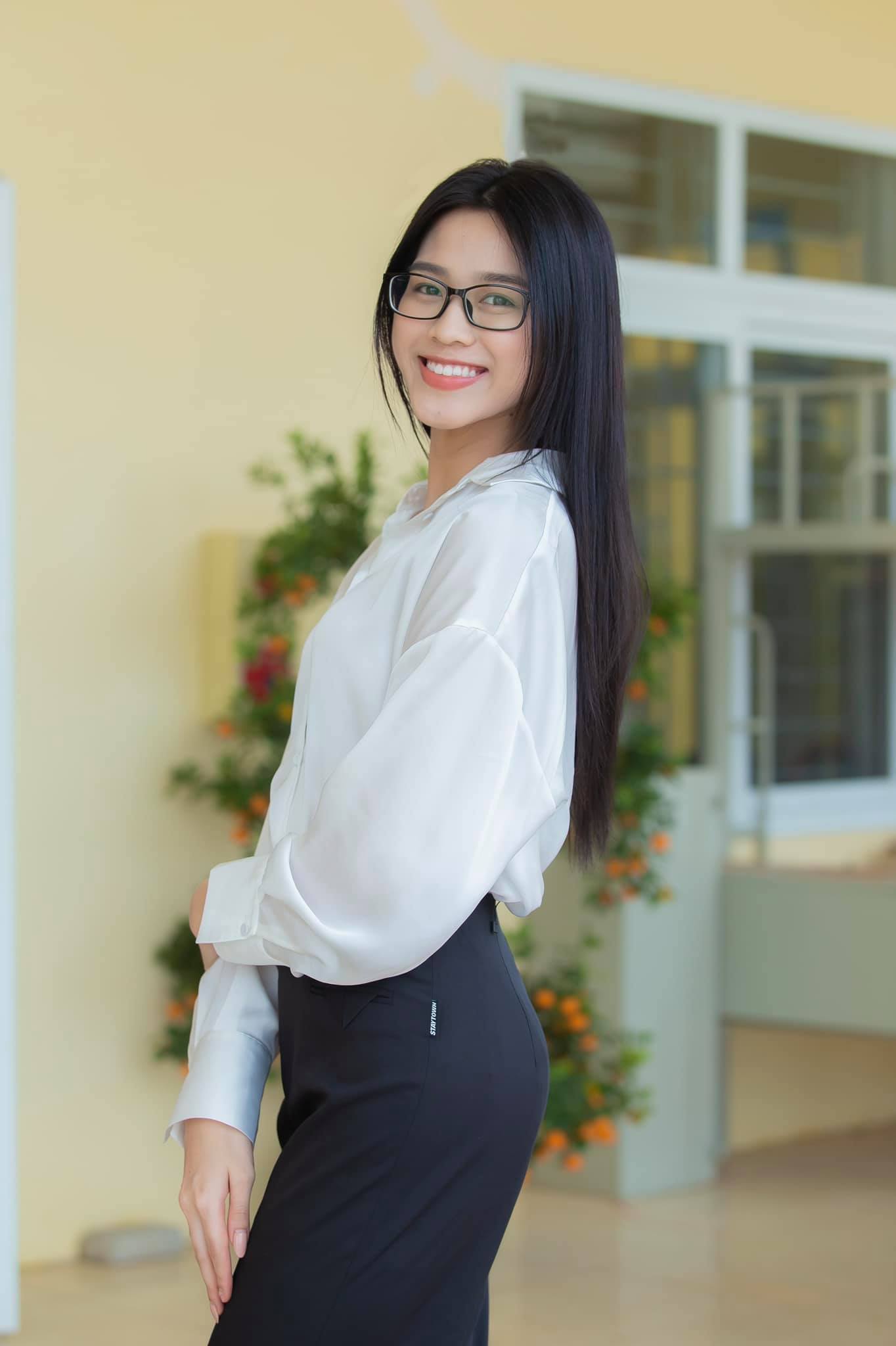 Áo phông/sơ mi trắng kèm quần jeans hay quần âu khi đi từ thiện là đồng phục của các Hoa hậu Việt Nam.