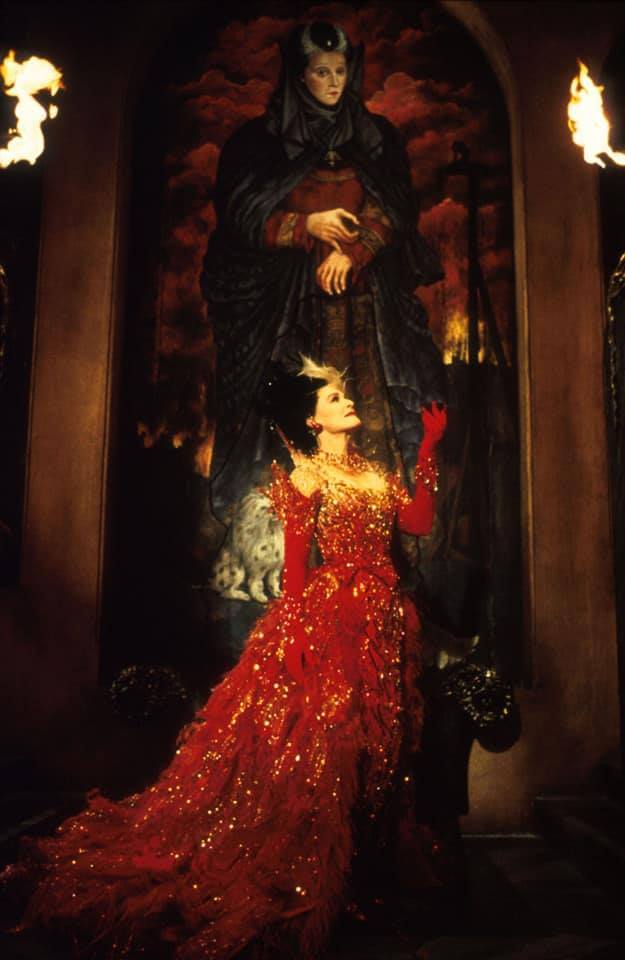 Cruella choáng hết khung hình bằng sắc đỏ của bộ đầm dạ hội.