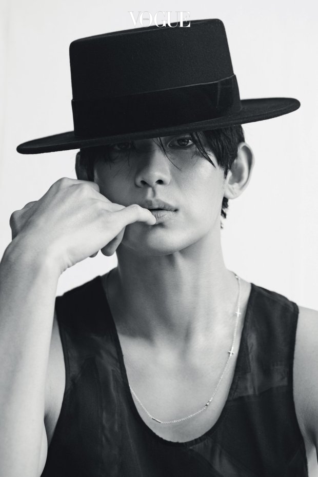 Kim Soo-hyun chia sẻ trên tờ Vogue rằng anh là một con người cực kỳ hướng nội, nếu không quen thuộc thì anh sẽ cực kỳ lạnh lùng.
