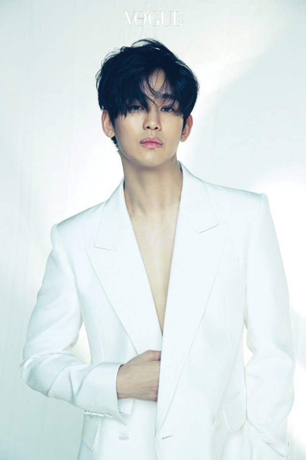 Bộ suit trắng đến từ Kimseoryong - một thương hiệu nội địa Hàn