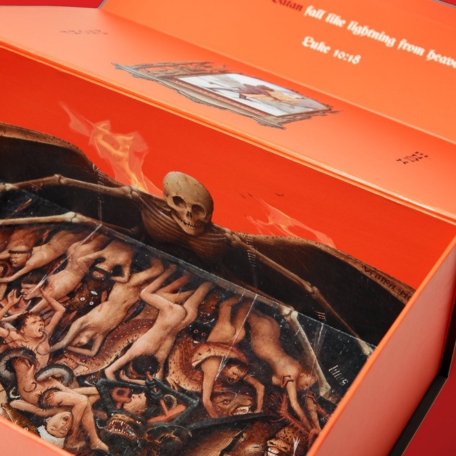 Bên trong hộp giày miêu tả hình ảnh địa ngục.