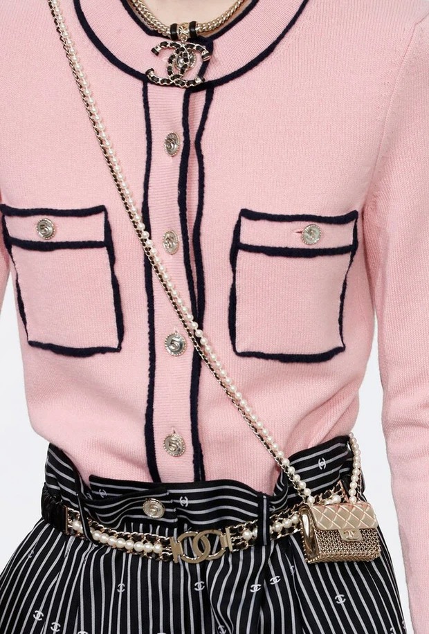 Chiếc túi Chanel bé tin hin này có giá 50 đến 70 triệu đồng. Sản phẩm có hai loại dây để thay đổi là dây da và ngọc trai. Chiếc túi không thể đựng vừa bất cứ thứ gì thậm chí một thỏi son.