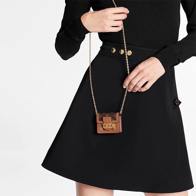 Không thể kém bạn kém bè, Louis Vuitton cũng ra mắt một chiếc túi tương đối 'vô dụng' chỉ đựng vừa chiếc Airpods. Giá về tay của chiếc túi này là 1.740 USD.