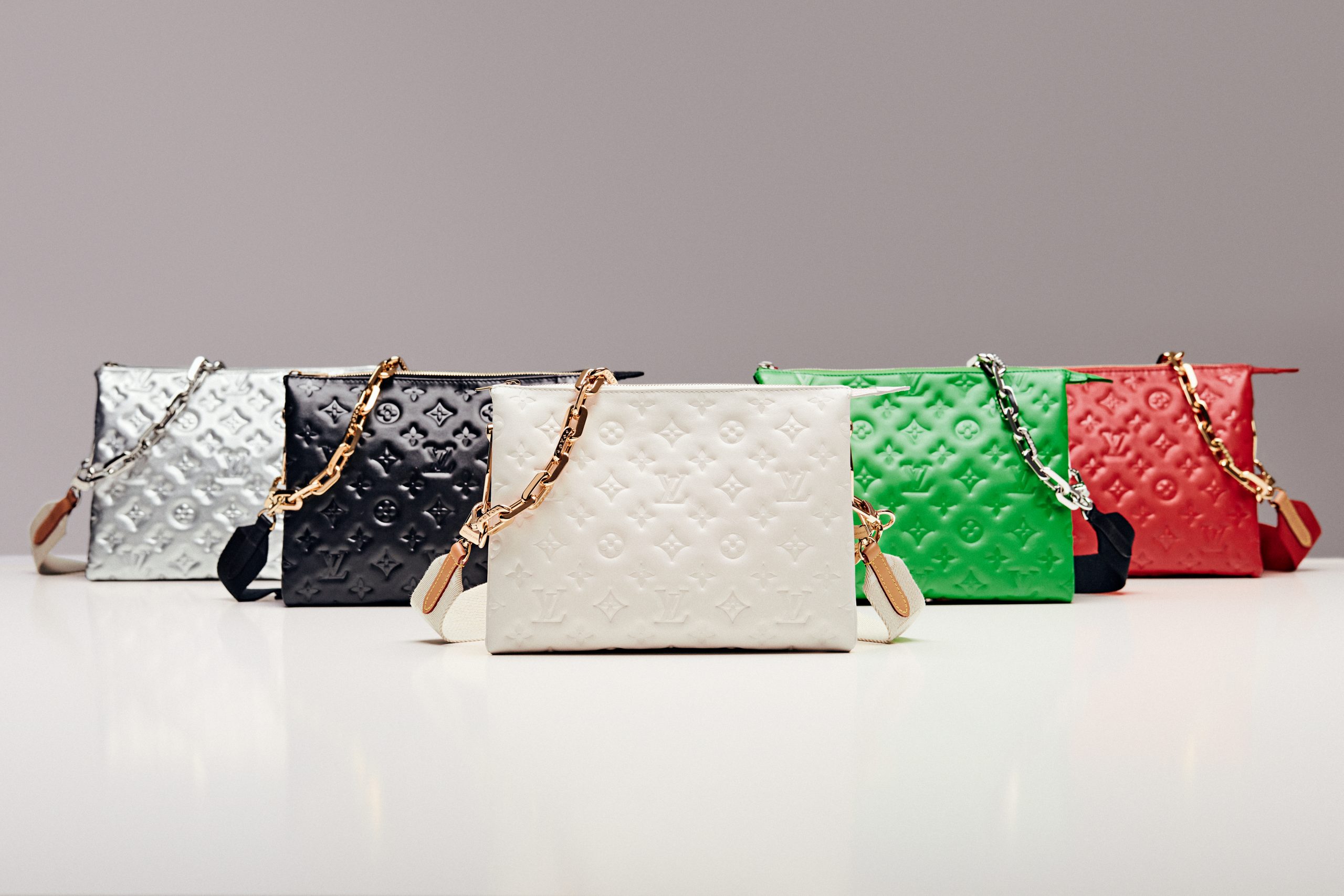 Túi Coussin Louis Vuitton cần 18 miếng da cừu non, 1000 mũi khâu để hoàn thiện