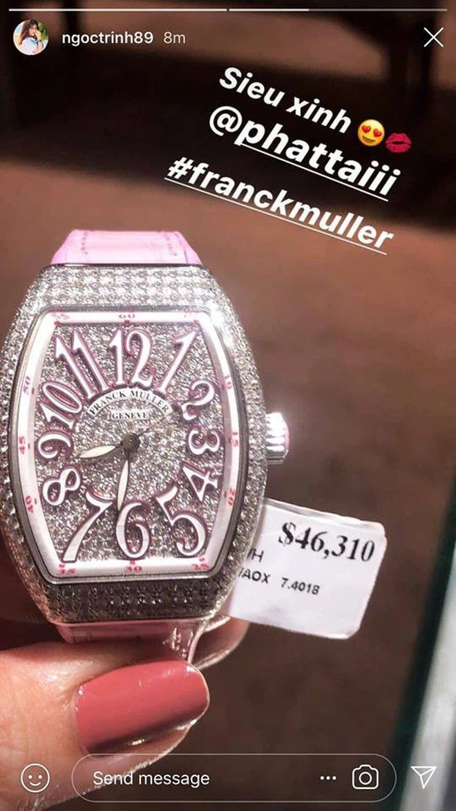 Ở mức giá 1 tỷ đồng, Ngọc Trinh tậu cho mình một chiếc đồng hồ màu hồng phơn phớt của Franck Muller.