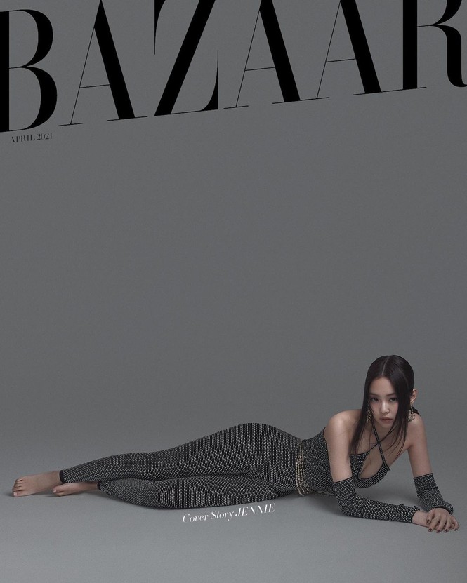 Jennie từng mặc những món đồ tương tự trên Harper's Bazaar Hàn Quốc số tháng 4