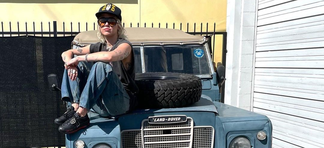 Miley Cyrus là ngôi sao đầu tiên công khai sở hữu đôi giày tôn giáo 