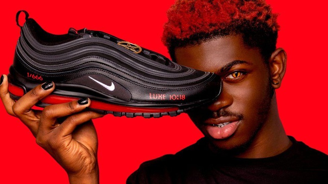 Hồi đầu tiên MSCHF và Lil Nas X đã tung ra một đôi giày sneakers có thiết kế giống hệt Nike Air Max 97, thậm chí có cả logo Nike. Tuy nhiên, Nike tuyên bố không liên quan đến sản phẩm này và khởi kiện Lil Nas X cũng như MSCHF.