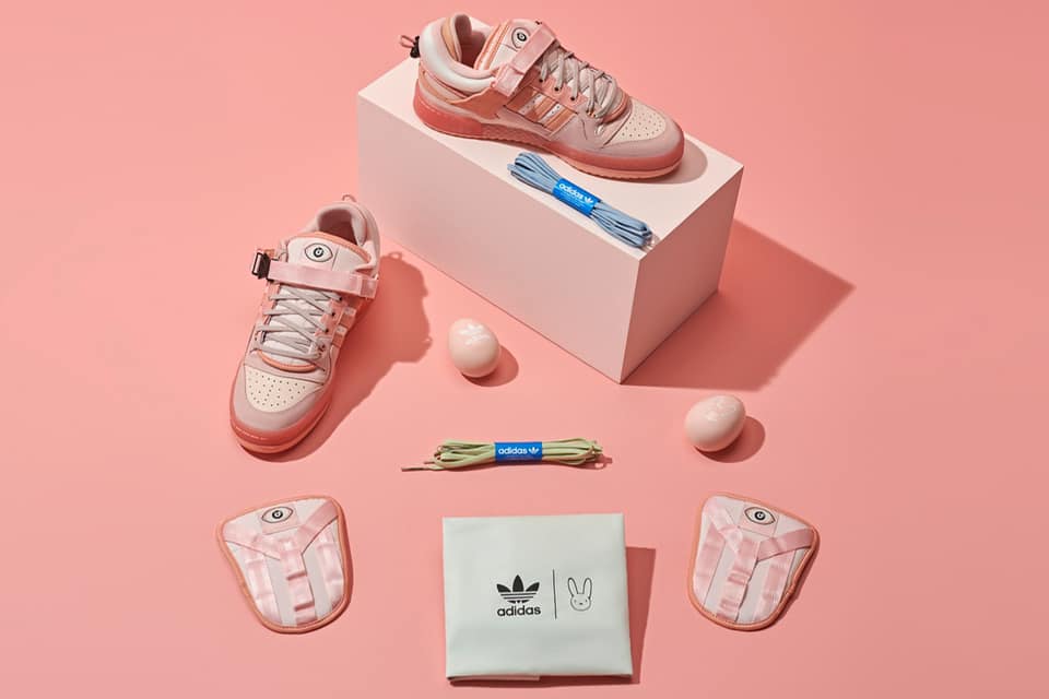 Bad Bunny bắt tay Adidas cho ra mắt mẫu giày lấy cảm hứng từ Lễ Phục Sinh. Đôi giày mang màu hồng phấn, phù hợp với những tín đồ thời trang bánh bèo.