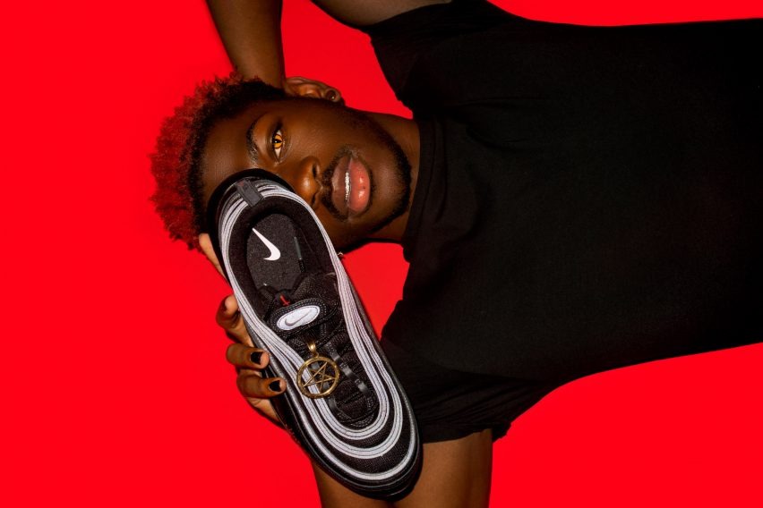 Nike đã được tuyên bố thắng kiện và Lil Nas X và MSCHF buộc phải dừng sản xuất giày.