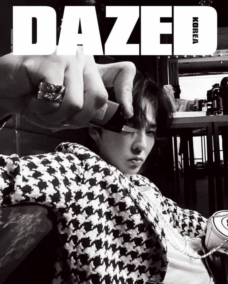 Đây là số báo đặc biệt nhất của Dazed khi mời được G-Dragon - fashion icon hàng đầu Hàn Quốc xuất hiện trên bìa tạp chí.