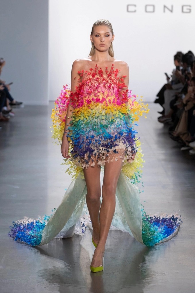 Elsa Hosk trình diện chiếc váy này trong Tuần lễ thời trang New York 2019. Bộ cánh áp dụng công nghệ in 3D