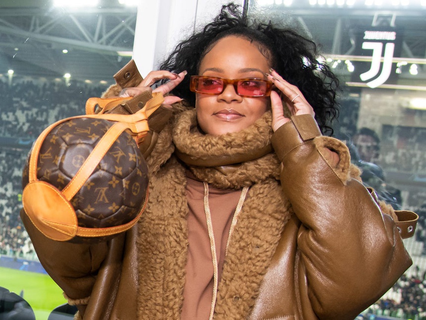 Rihanna từng đeo mẫu túi này đi xem bóng đá vào năm 2019