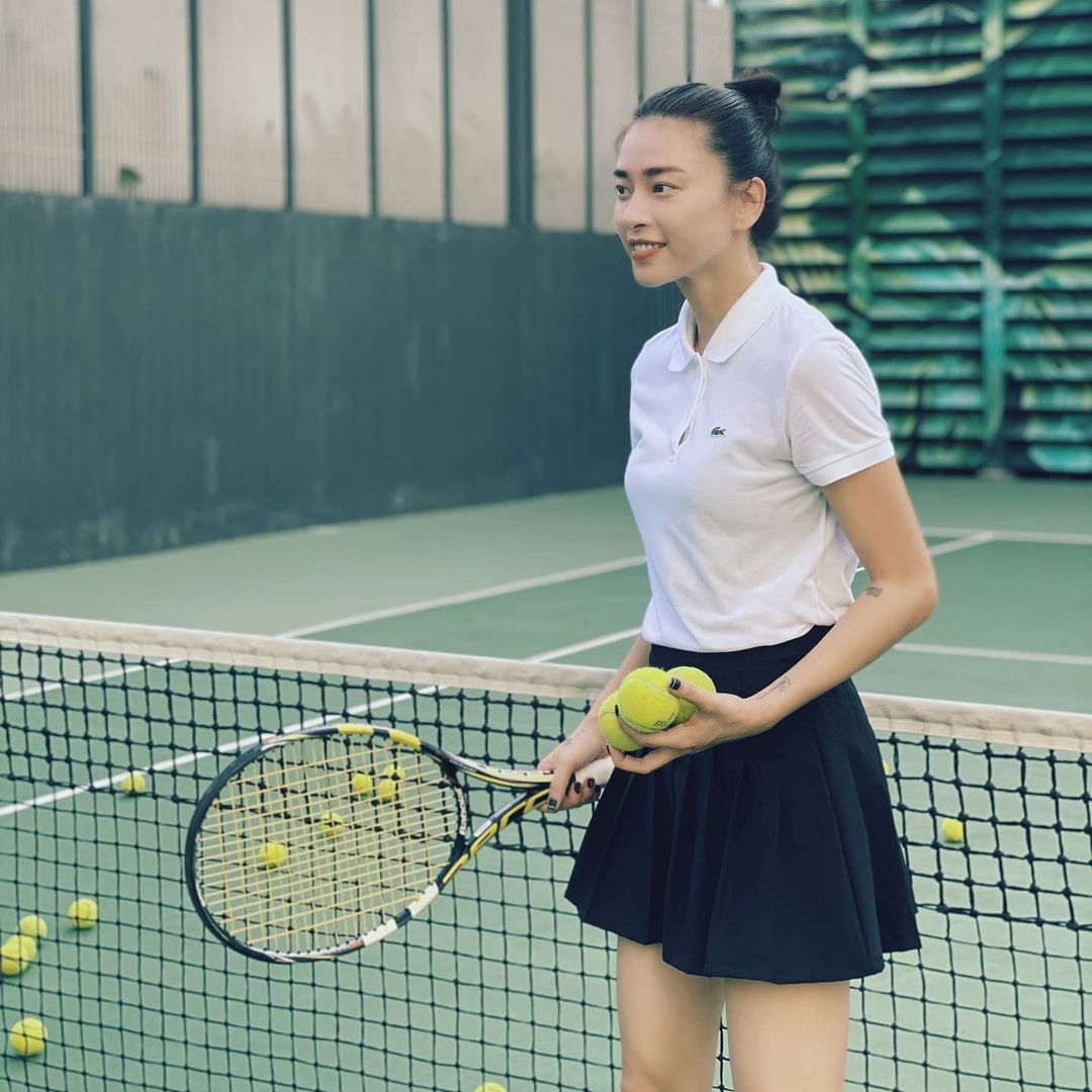 Chơi tennis là một trong những bí quyết giữ dáng của Ngô Thanh Vân. Môn thể thao này không chỉ rèn luyện thể lực mà còn rèn luyện cả óc quan sát, phản xạ nhanh.