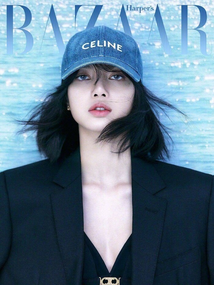 Trên hai bìa tạp chí thời trang mới nhất là Harper's Bazaar Trung Quốc và Elle Hàn Quốc, Lisa đều diện đồ của CELINE.