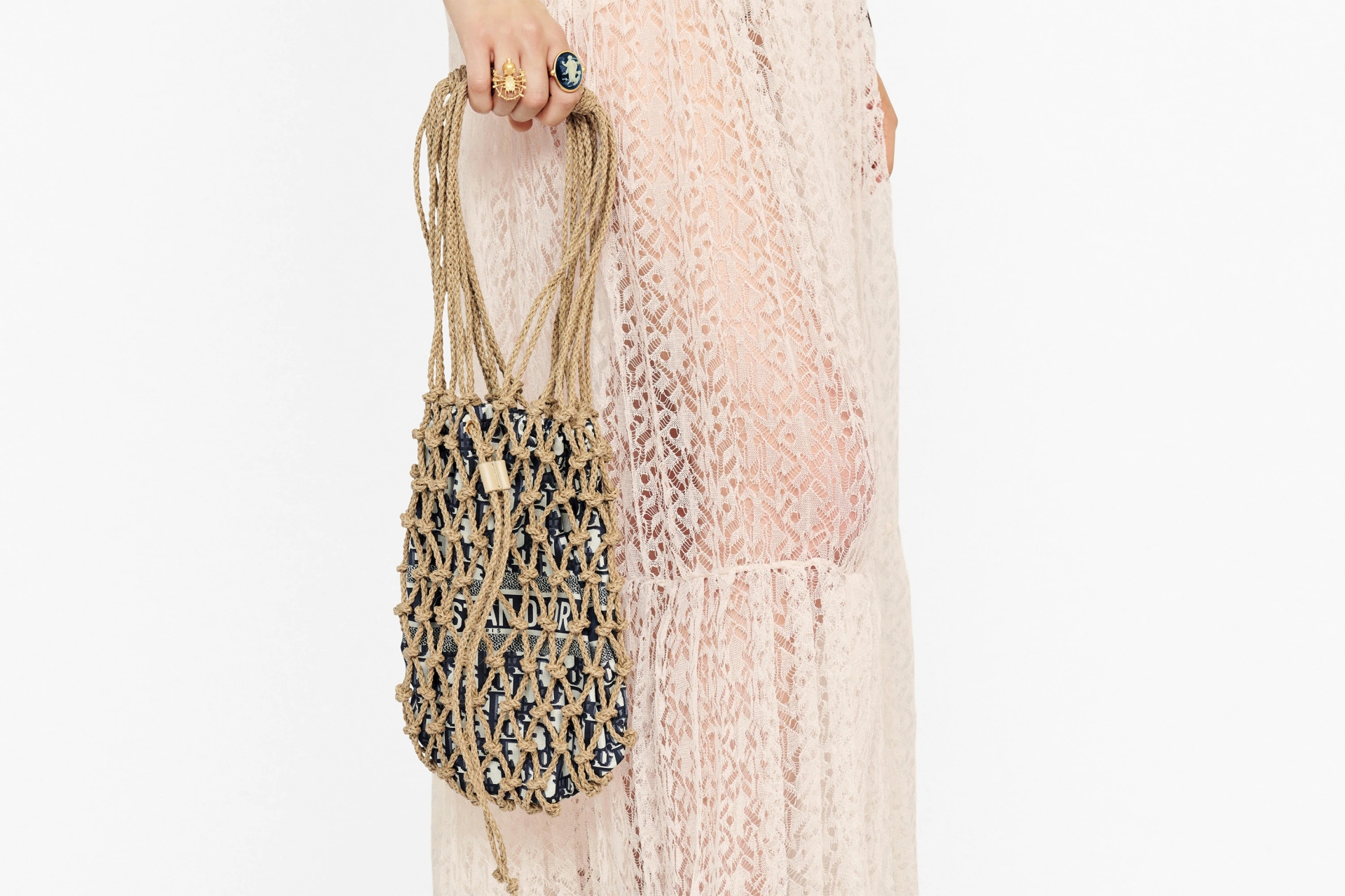 Chiếc túi đặc trưng của Dior, Dior Tote Bag cũng có một phiên bán túi lưới đánh cá. Bạn cần trả 62.3 triệu đồng để mua chiếc túi này
