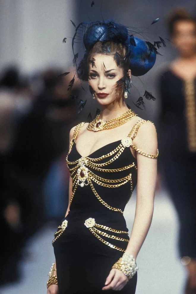 Siêu mẫu Christy Turlington từng trình diễn chiếc váy này trong BST Haute Couture 1992