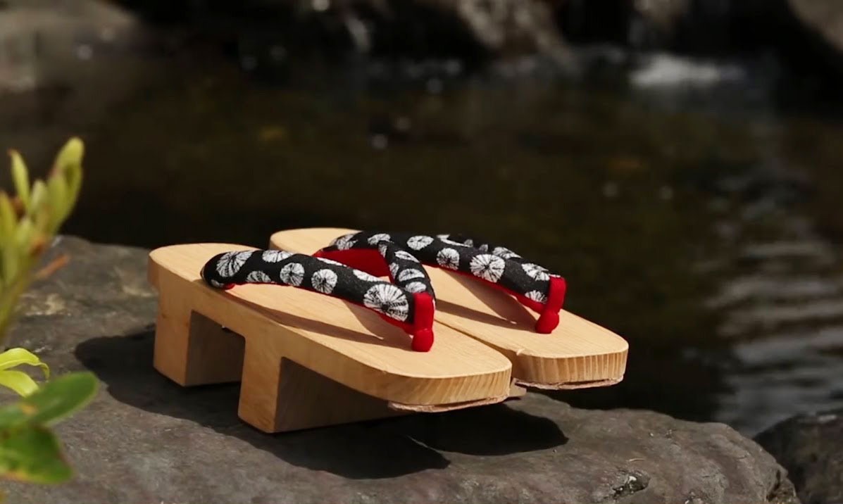 Đôi geta của Nhật Bản được đẽo từ gỗ nguyên miếng và lồng dây vải để giữ