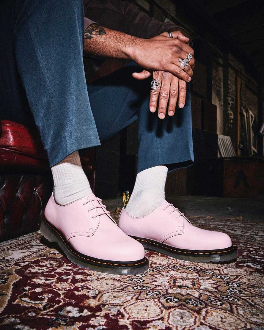 Đôi giày màu pale pink sẽ hợp với những bánh bèo phù phiếm đam mê sự nữ tính.