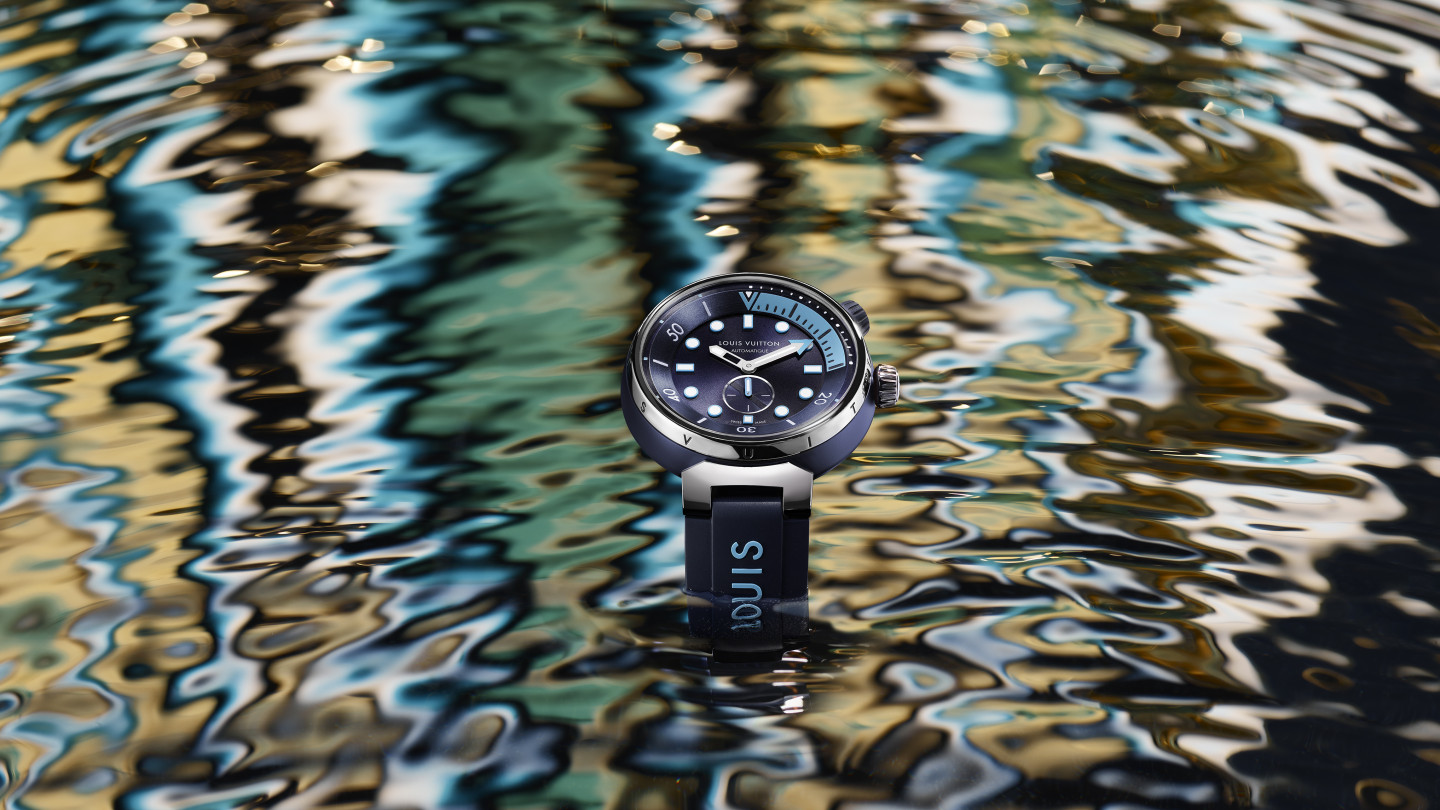 Tambour Street Diver là chiếc đồng hồ chủ lực của Louis Vuitton. Chiếc đồng hồ được tạo ra dành cho thợ lặn nên có kết cấu vững chắc, chịu nước tốt.