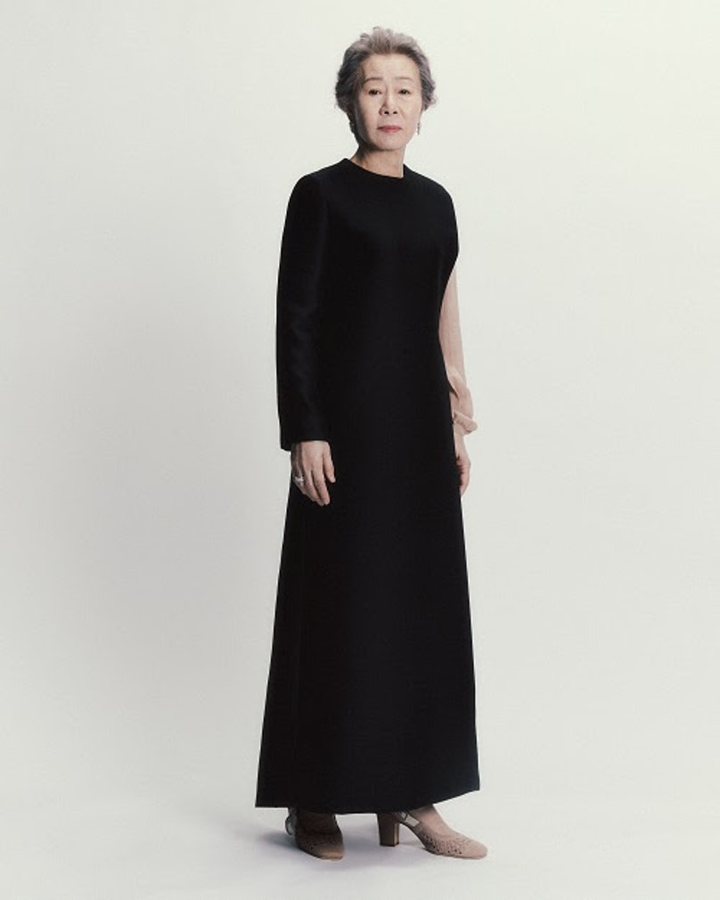 Youn Yuh Jung diện một thiết kế Haute Couture được Dior may riêng cho bà. Bà sử dụng thêm phụ kiện đến từ Cartier để hoàn thiện trang phục.