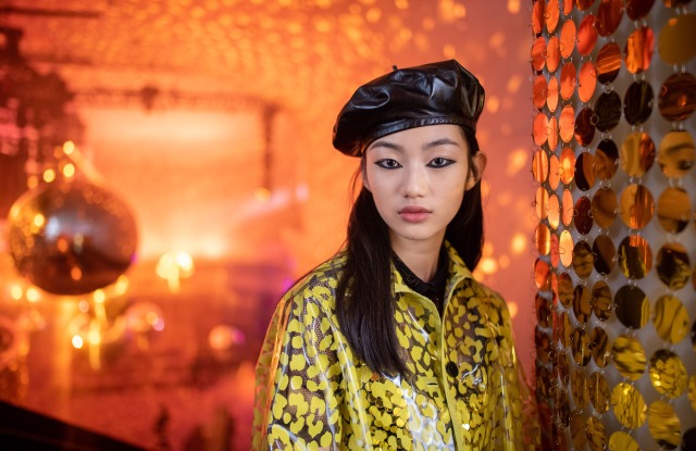 Dior gửi đến những người yêu thời trang tại Thượng Hải một đêm Disco sôi động
