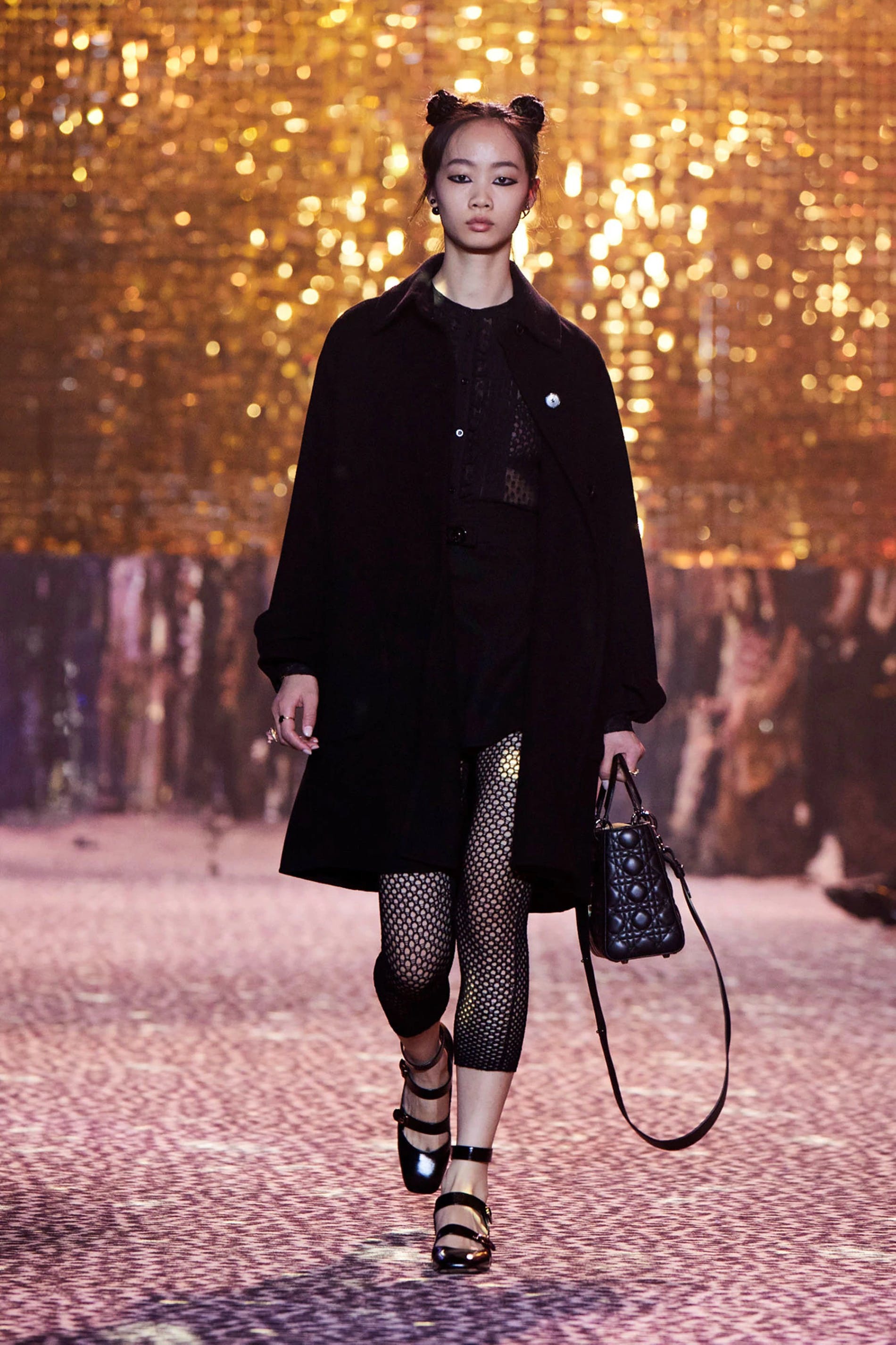 Những bộ cánh thuần đen thanh lịch mang đúng tinh thần của Dior xuất hiện để cân bằng lại sự rực rỡ của BST