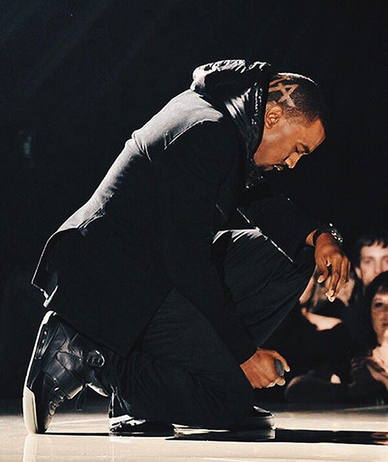 Kanye West đã diện mẫu giày này trên sân khấu Grammy 2008. Đây là một sân khấu đầy cảm xúc bởi Kanye West vừa chịu nỗi đau mất mẹ.